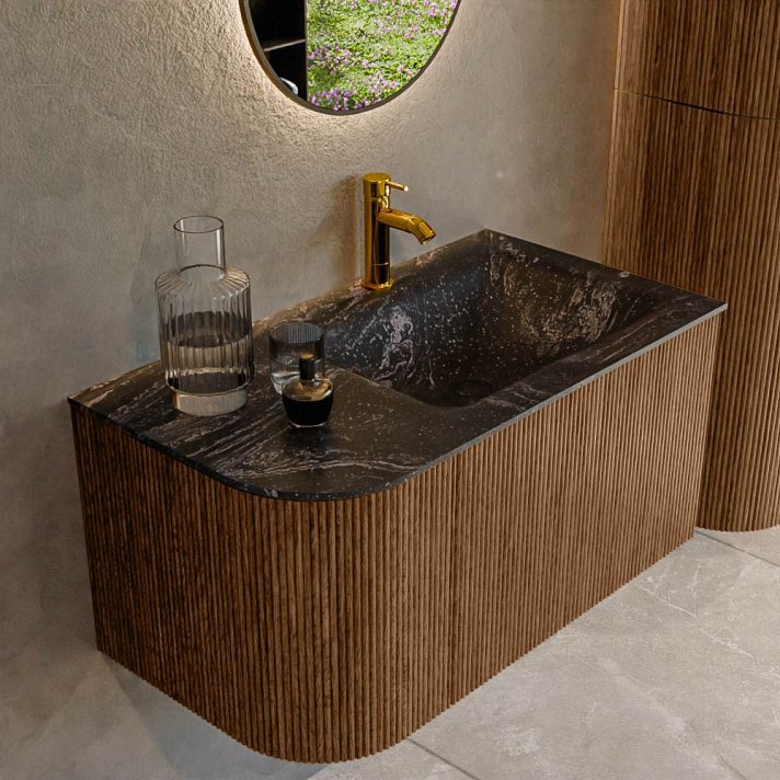 Mondiaz Kurve-Dlux 85cm badmeubel ronding Links kleur Walnut met 1 lade en 1 deur. Wastafel Cloud Rechts 1 kraangat Lava.