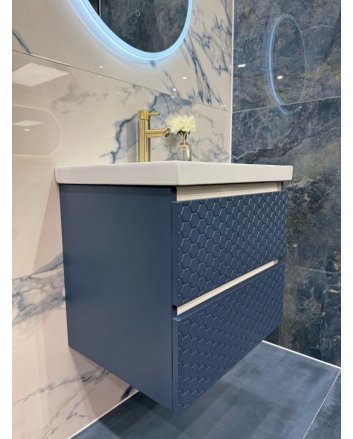 Op=op showroom kansje - twee laden mat blauwe badmeubel onderkast met hexagon relief + keramische lage witte wastafel
